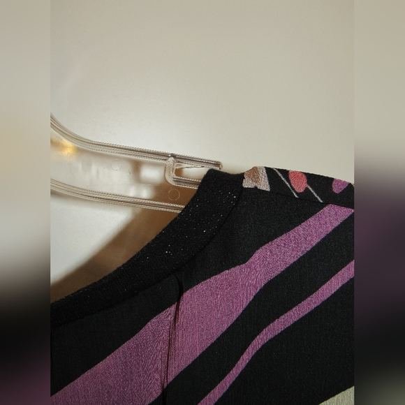 RIU Sheer V-Neck Flowery Top - Picture 2 of 6